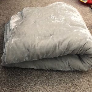Velvet Tufted Quilt Queen Sized